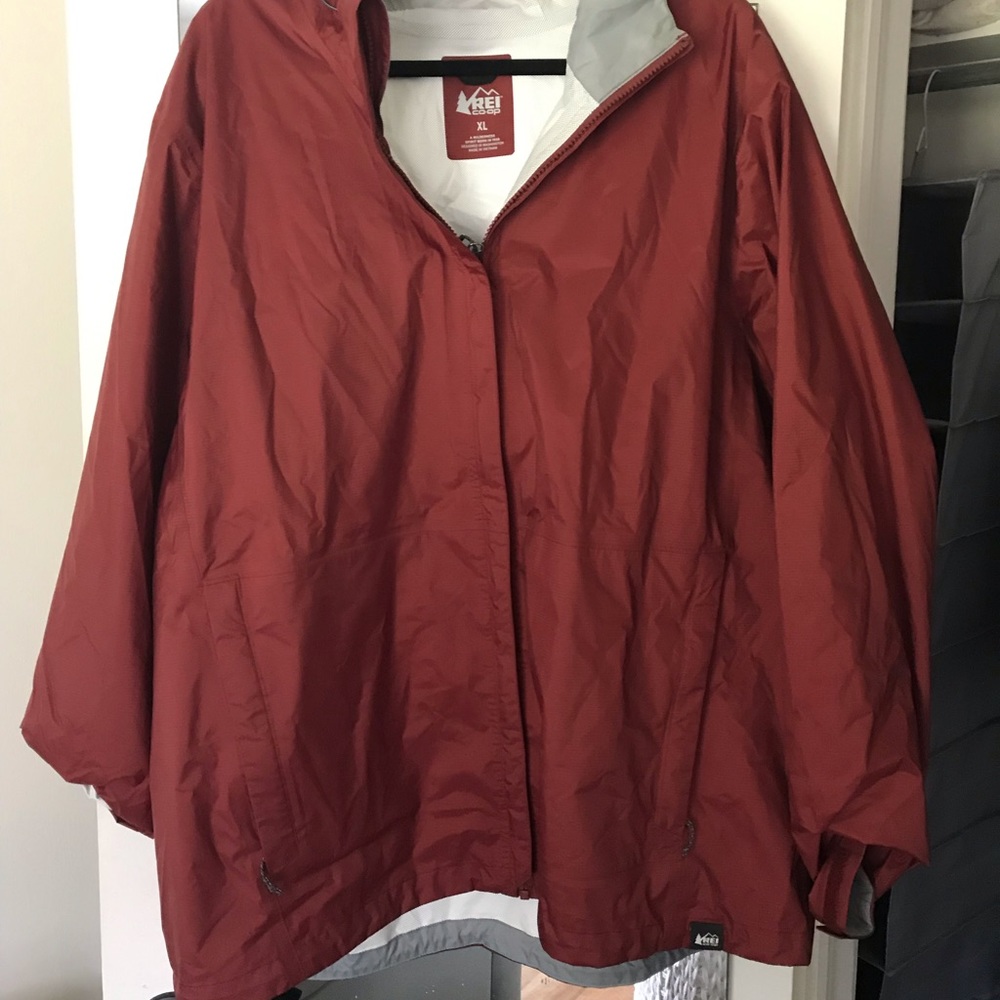 REI Men’s classic rain jacket 🌧